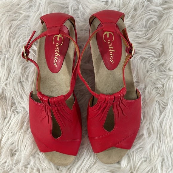 EARTHIES ARTSY Ankle Strap Wedge Sandals Heels Womens
10 Ruby Red VERIA LEATHER - Picture 4 of 15